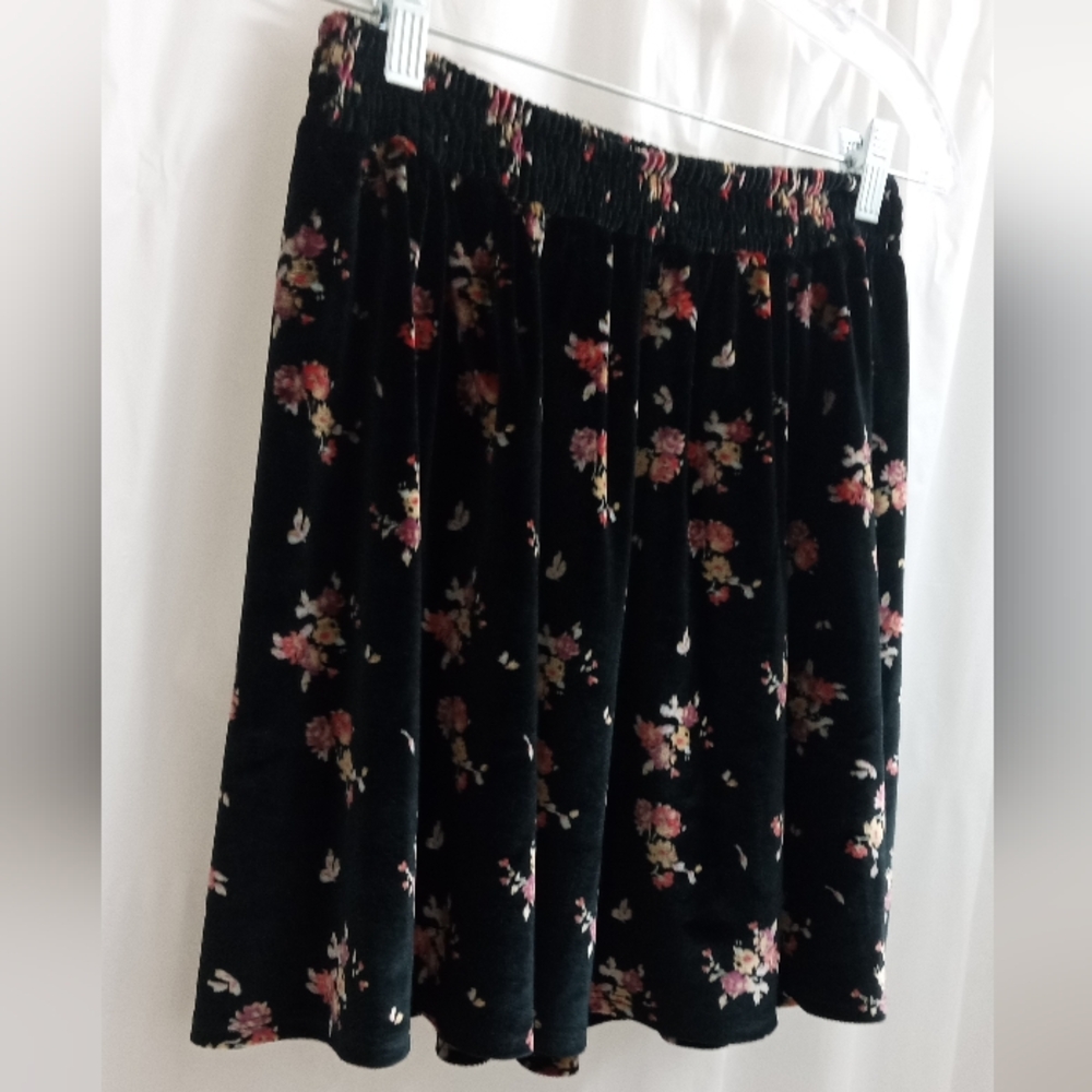 Ecote Black Velvet Red Roses Skater Skirt - Size: S - Picture 4 of 7